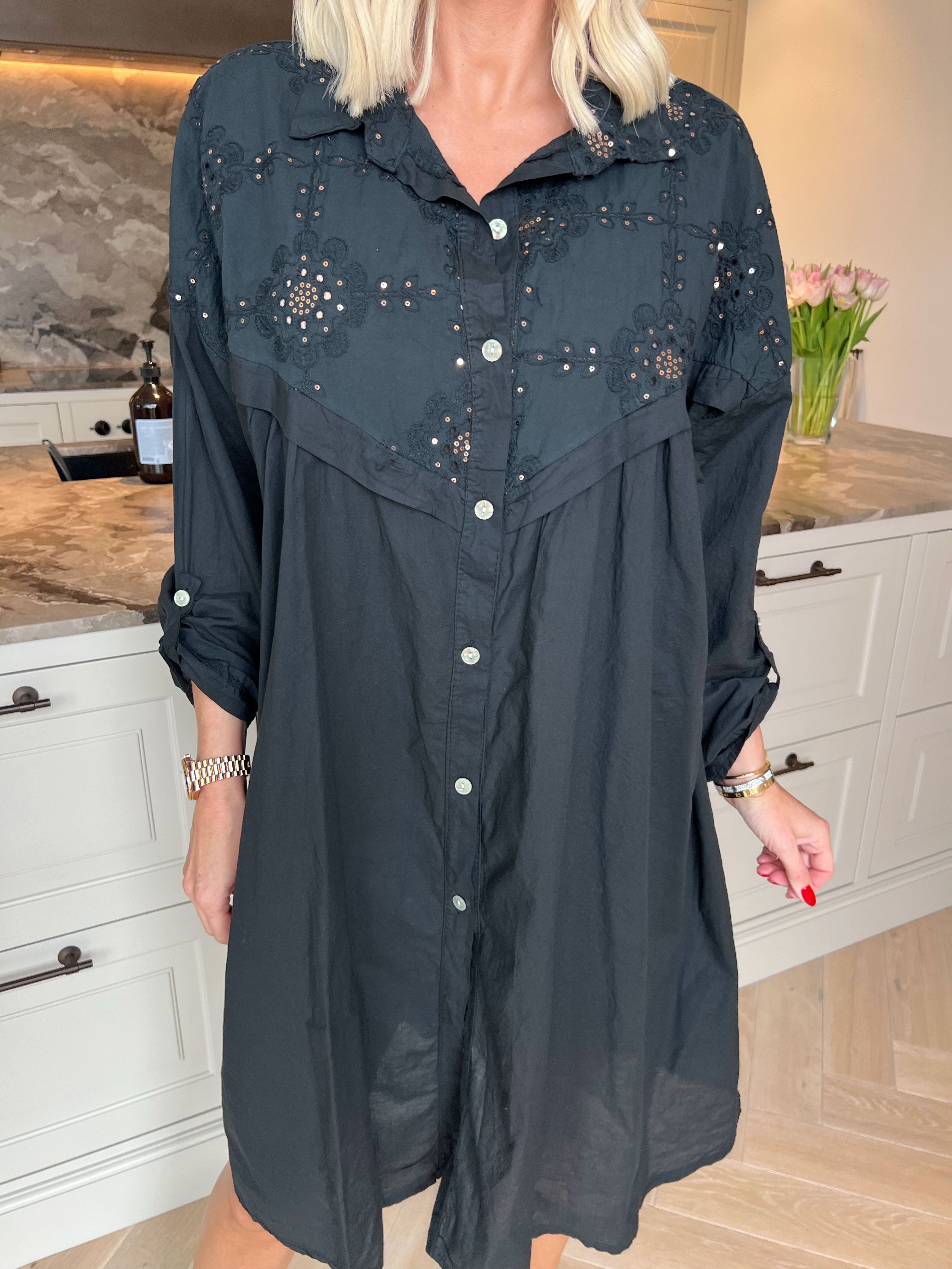 Alfreda - Skjortekjole i bomuld med broderet mønster og pailletter